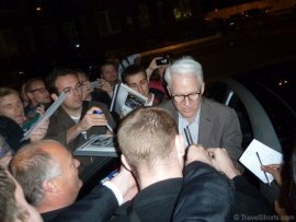 steve-martin-signing-autographs-01