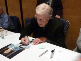 martin-landau-signing-autographs-02