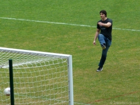 brandon-routh-playing-football-02