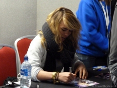 billie-piper-signing-autographs-at-collectormania-1