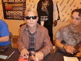 corey-feldman-signing-autographs-05