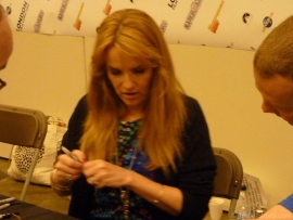 lea-thompson-signing-autographs-01