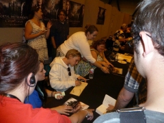 cassandra-clare-and-jamie-campbell-bower-signing-autographs-02