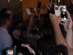 daniel-radcliffe-signing-autographs-after-the-cripple-of-inishmaan-04-friday
