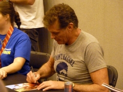 david-hasselhoff-signing-autographs-01