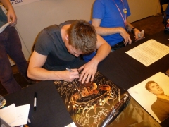 joe-dempsie-signing-autographs-01