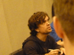 peter-dinklage-signing-autographs-at-london-film-and-comic-con-02