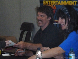 ben-browder-signing-autographs-2