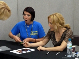 gillian-anderson-signing-autographs