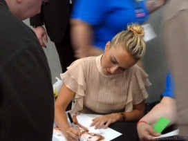 hayden-panettiere-signing-autographs