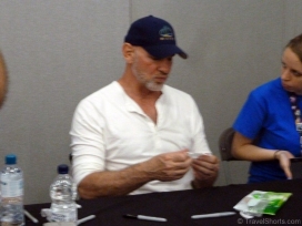 mitch-pileggi-signing-autographs-3