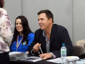 nicholas-lea-signing-autographs