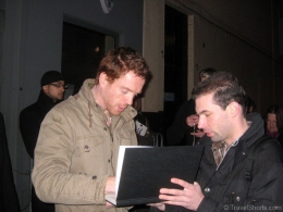 damian-lewis-signing-autographs