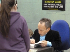 warwick-davis-signing-autographs-at-wales-comic-con